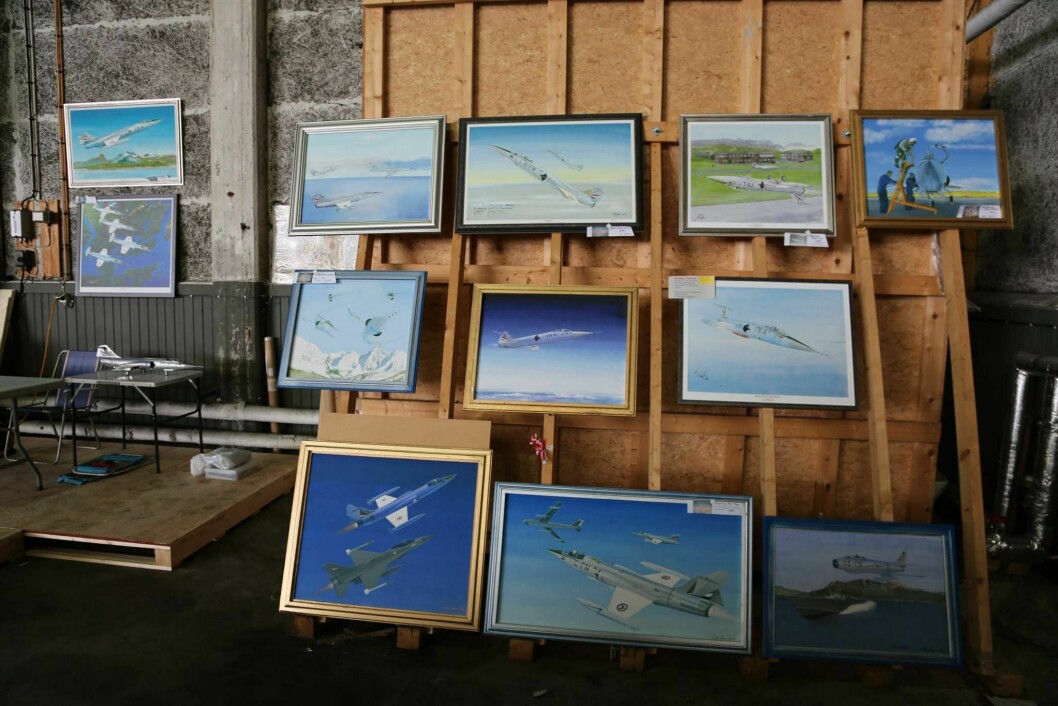 Olav Aspen er tidligere F-104 Starfighter-pilot, og har malt en rekke flotte motiver av flyet. Mange av dem er utstilt på Sola.