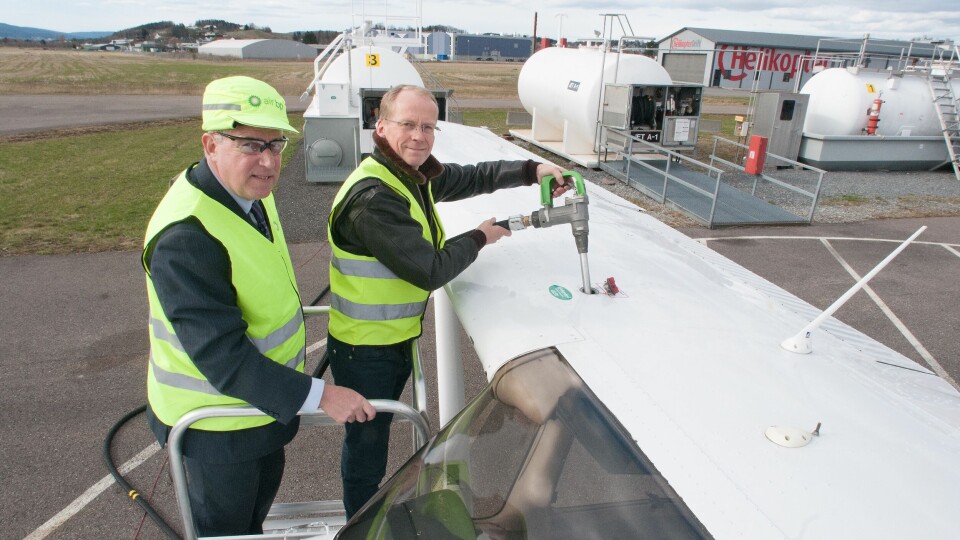 BLYFRITT TIL NESTEN ALLE: Hele 77 prosent av all flybensin som selges på Kjeller kunne ha vært avgas UL91. Her fyller Helge Storflor fra Nedre Romerike Flyklubb (t.h.) UL91 på klubbens Cessna 172. Til høyre Air BPs CEO (chief executive officer) David Gilmour.