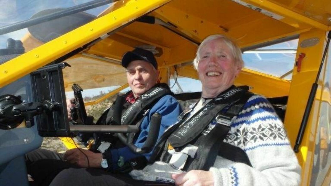 ALDRI FOR SENT Å STARTE: Borghild Rullestad (87) hadde nylig sin første tur i mikrofly. Hun utelukker ikke at det blir fler. Her er hun fotogfrafert sammen med pilot Bjørn Østrem.