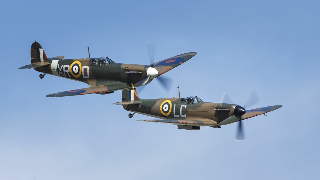 SPITFIRE: Supermarine Spitfire MkIa G-AIST og MkI (R9612) G-CGUK i vakker formasjon. SPITFIRE: Supermarine Spitfire MkIa G-AIST og MkI (R9612) G-CGUK i vakker formasjon.