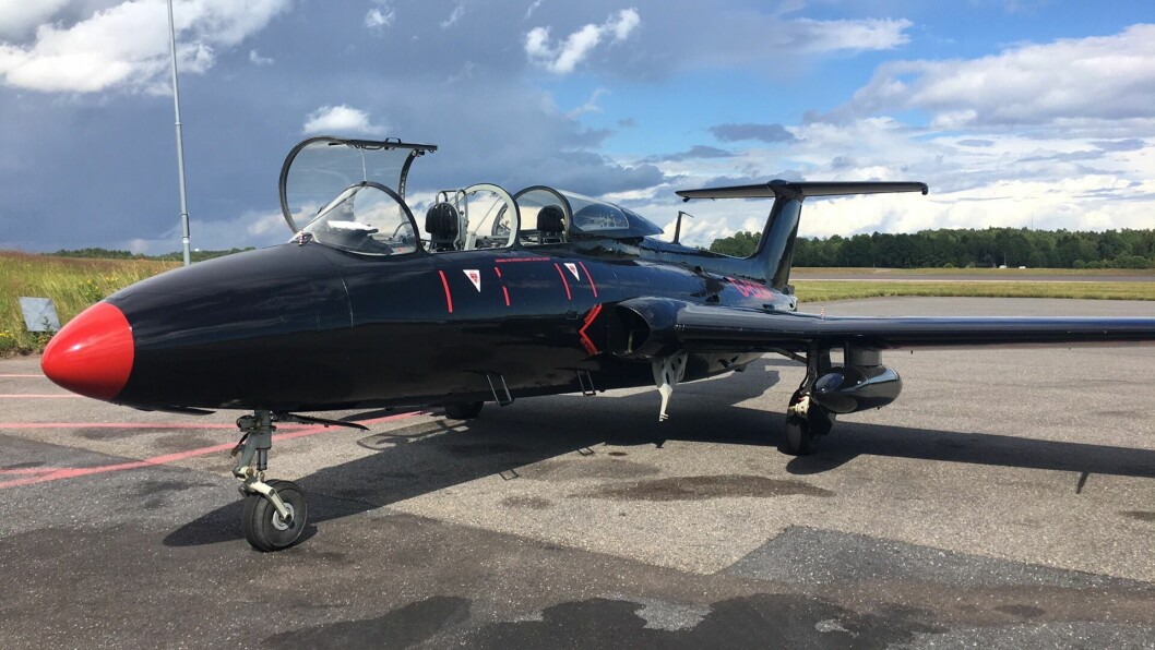 NY FUGL: Flyet er foreløpig lakkert svart, men planen er at det skal få nye farger i løpet av vinteren. Etter alt å dømme blir registreringen LN-RWN. NY FUGL: Flyet er foreløpig lakkert svart, men planen er at det skal få nye farger i løpet av vinteren. Etter alt å dømme blir registreringen LN-RWN.