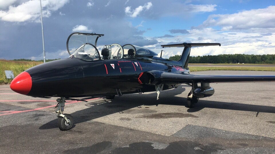 NY FUGL: Flyet er foreløpig lakkert svart, men planen er at det skal få nye farger i løpet av vinteren. Etter alt å dømme blir registreringen LN-RWN.