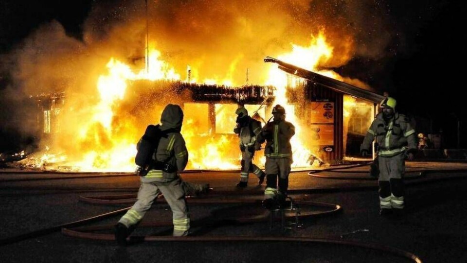 STORBRANN: Det var ingenting brannvesenet kunne gjøre for å redde flyene på Skien Lufthavn. Fire maskiner ble slukt av flammene.