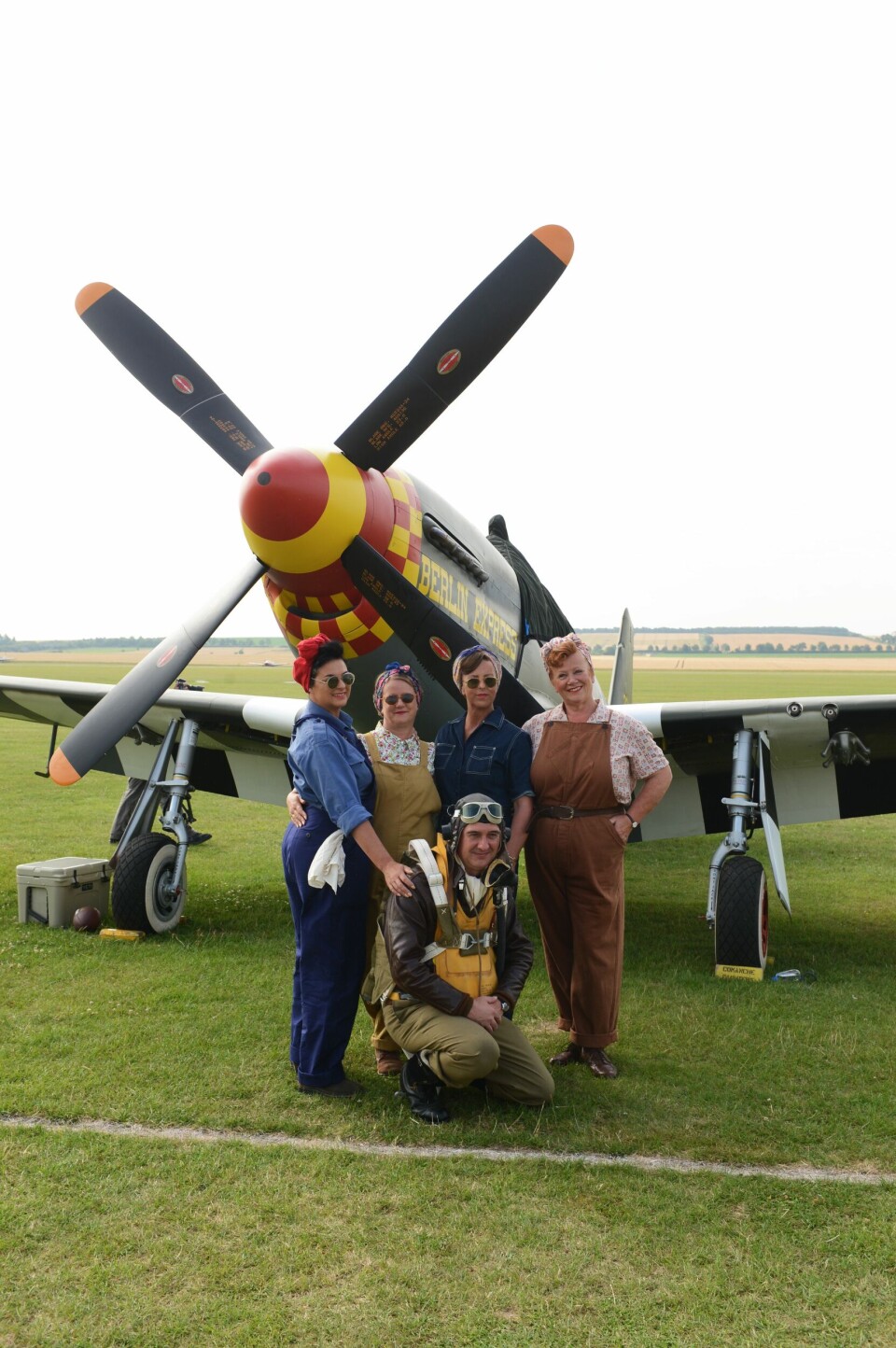 LEGENDE: Flyet 'Berlin Express' sikret seg legendestatus da det fløy under Eiffeltårnet under et angrep i 1944. Her er det omgitt av statister på Duxford.