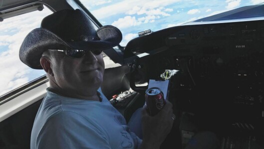 I COCKPIT: FlyViking-gründer Ola Giæver på vei fra Calgary til Tromsø. I COCKPIT: FlyViking-gründer Ola Giæver på vei fra Calgary til Tromsø.
