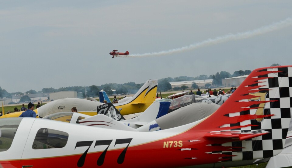 EYE CANDY: Det flys oppvisning i flere timer hver eneste dag den uken Oshkosh varer..