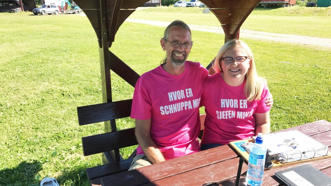 ROSA T-SKJORTER : Seilflyeleven Anna Tomine Rønningen bestemte seg for å gi instruktøren sin en ekstra (rosa) hyllest. ROSA T-SKJORTER : Seilflyeleven Anna Tomine Rønningen bestemte seg for å gi instruktøren sin en ekstra (rosa) hyllest.