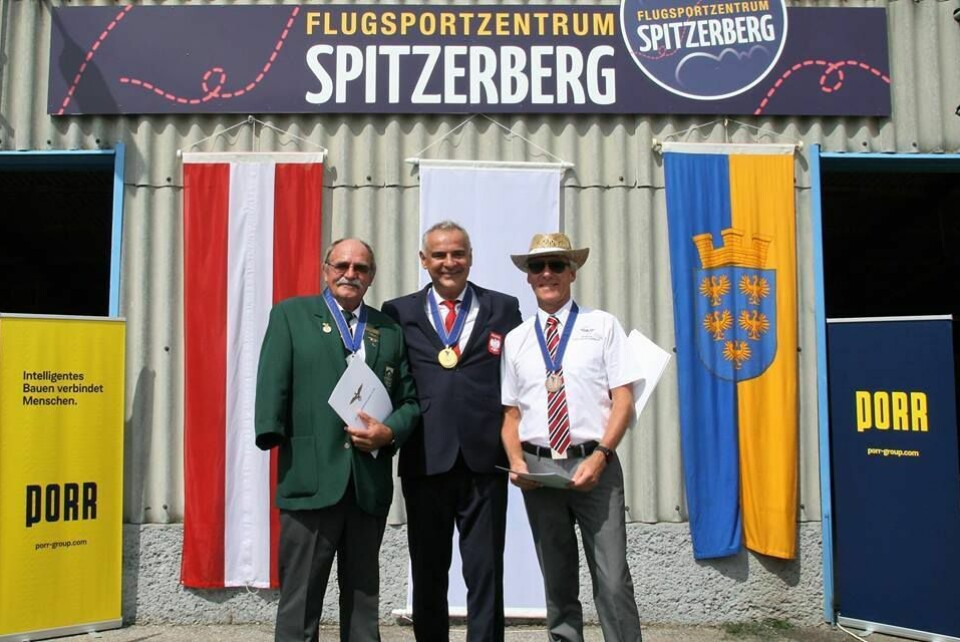 PÅ PALLEN: Ron Stirk fra SørAfrika (sølv), Krzysztof Skretowicz (gull) og Kurt Norevi (bronse). Norevik vant bronse i både både presisjonslandinger og navigasjon.. PÅ PALLEN: Ron Stirk fra SørAfrika (sølv), Krzysztof Skretowicz (gull) og Kurt Norevi (bronse). Norevik vant bronse i både både presisjonslandinger og navigasjon..