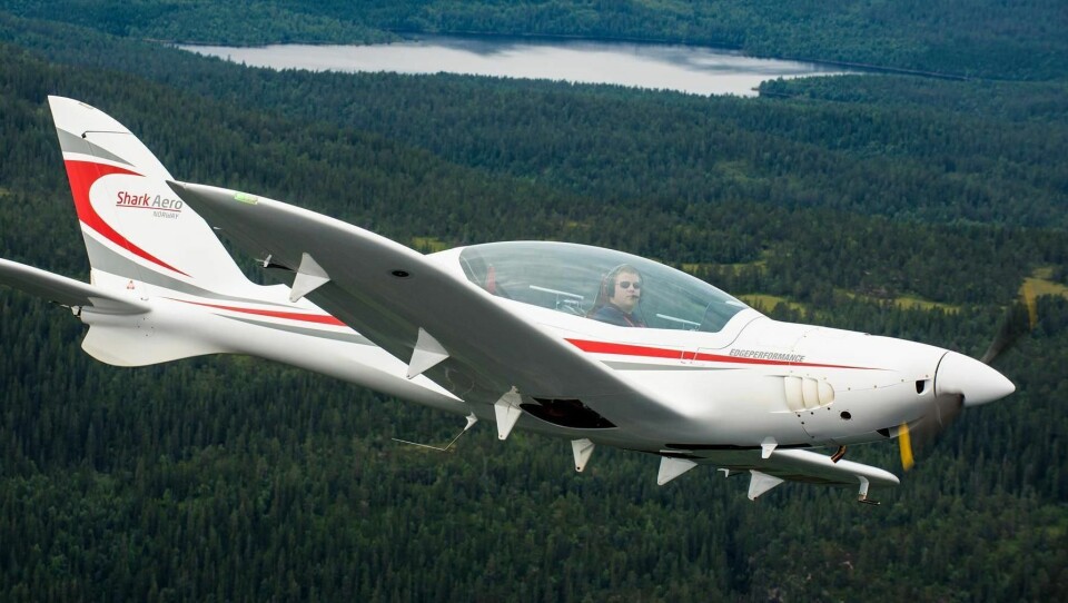I DET BLÅ: Det er fremdeles usikkert hva som blir det endelige svaret på mikrovektspørsmålet. EU-parlamentet gikk inn for at mikrofly kan veie opp til 600 kilo (landfly), mens Ministerrådet ikke vil strekke seg lenger enn 525 kilo (inkludert redningsskjerm).