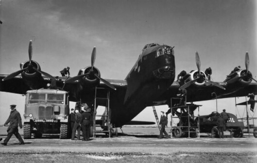 KRIGSFLY: Et bombefly av typen Short Stirlign (No. 1651 HCU) etterfyller drivstoff i Waterbeach, rundt ti kilometer nord for Cambridge, i 1942..