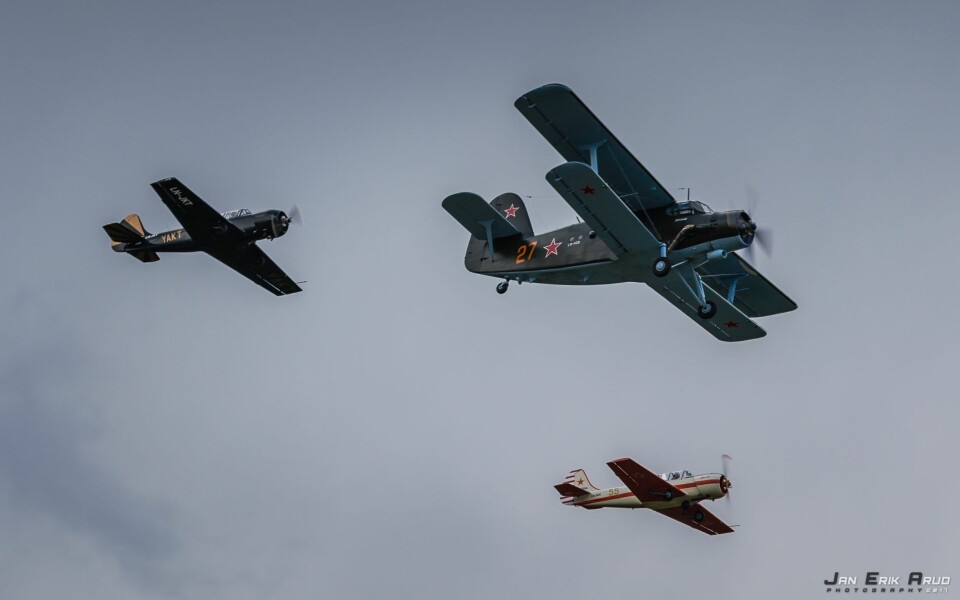 RUSSIAN WARBIRDS: Antonov An-2 og Yak-52 i formasjon over Tuven. RUSSIAN WARBIRDS: Antonov An-2 og Yak-52 i formasjon over Tuven.