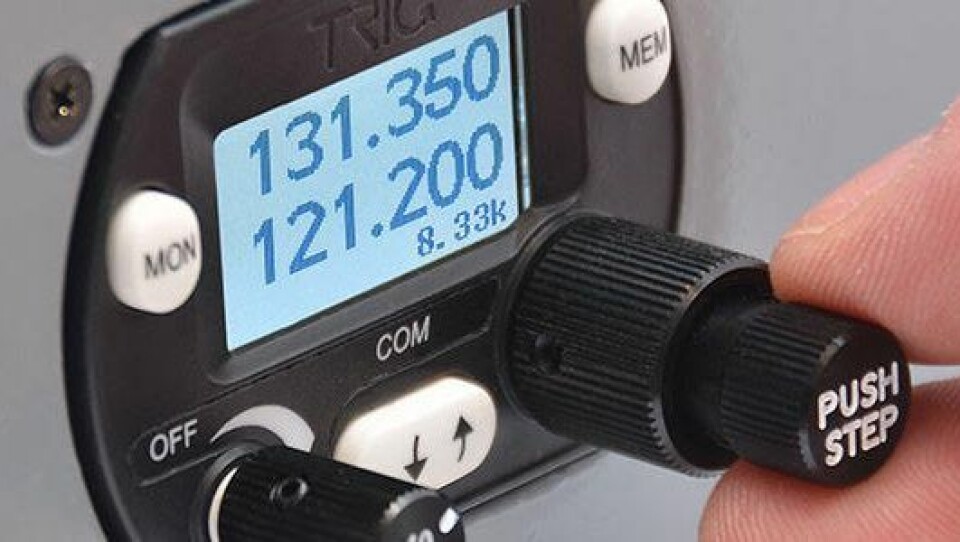 8,33 kHz: EU besluttet i 2012 at alle flyradioer som brukes i Europa fra og med 1. januar 2018 må være av rimelig ny dato slik at de kan stilles om til en separasjonen mellom de ulike kanalene på 8,33 kilo-Hertz (kHz) mot tidligere 25 kHz.