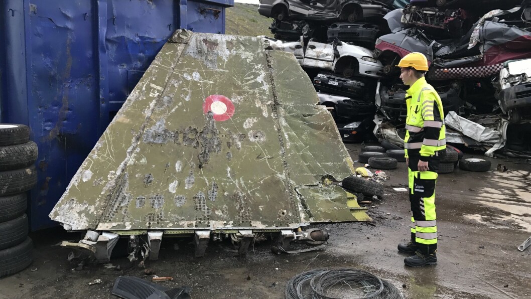 SJELDENT FUNN: Her betrakter lærling Dennis Kristensen i Iris Produksjon delen som stammer fra en gammel Starfighter de kom over 12. september. SJELDENT FUNN: Her betrakter lærling Dennis Kristensen i Iris Produksjon delen som stammer fra en gammel Starfighter de kom over 12. september.