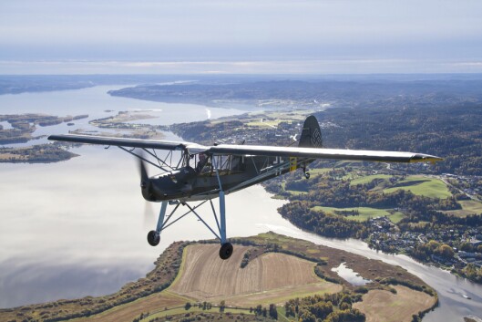 OVER SVELLE: Flyet med werknr. 1816 ble opprinnelig bygget som en av de siste i en serie på 800 ved Morane Saulnier Puteaux-fabrikken nord for Paris i 1944. Argus As 10 er designet og bygget i Tyskland, en luftavkjølt v-formet 90 graders invertert V8-motor med 240 hk. Her over Svelle med Nordre Øyeren naturreservat i bakgrunnen. OVER SVELLE: Flyet med werknr. 1816 ble opprinnelig bygget som en av de siste i en serie på 800 ved Morane Saulnier Puteaux-fabrikken nord for Paris i 1944. Argus As 10 er designet og bygget i Tyskland, en luftavkjølt v-formet 90 graders invertert V8-motor med 240 hk. Her over Svelle med Nordre Øyeren naturreservat i bakgrunnen.