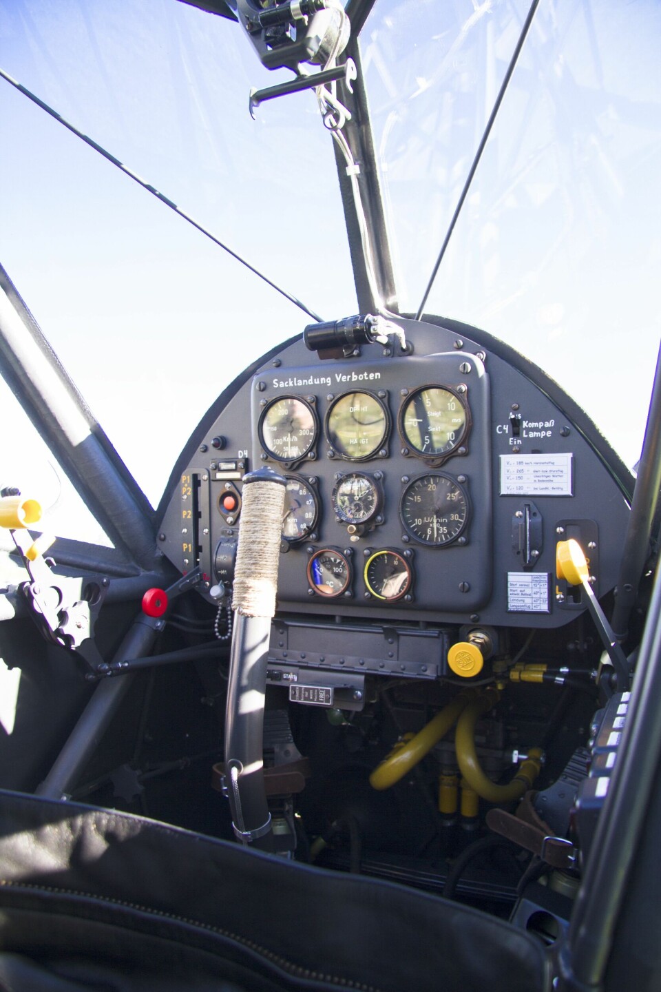COCKPIT: LN-WNS er en av verdens ti luftdyktige Fieseler Storch og trolig den mest autentiske C-modellen som flyr.