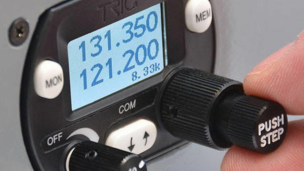 EU besluttet i 2012 at alle flyradioer som brukes i Europa fra og med 1. januar 2018 må være av rimelig ny dato slik at de kan stilles om til en separasjonen mellom de ulike kanalene på 8,33 kilo-Hertz (kHz) mot tidligere 25 kHz. EU-forordningen åpner for unntak så lenge de har begrensede ringvirkninger på frekvenssituasjonen i Europa. EU besluttet i 2012 at alle flyradioer som brukes i Europa fra og med 1. januar 2018 må være av rimelig ny dato slik at de kan stilles om til en separasjonen mellom de ulike kanalene på 8,33 kilo-Hertz (kHz) mot tidligere 25 kHz. EU-forordningen åpner for unntak så lenge de har begrensede ringvirkninger på frekvenssituasjonen i Europa.