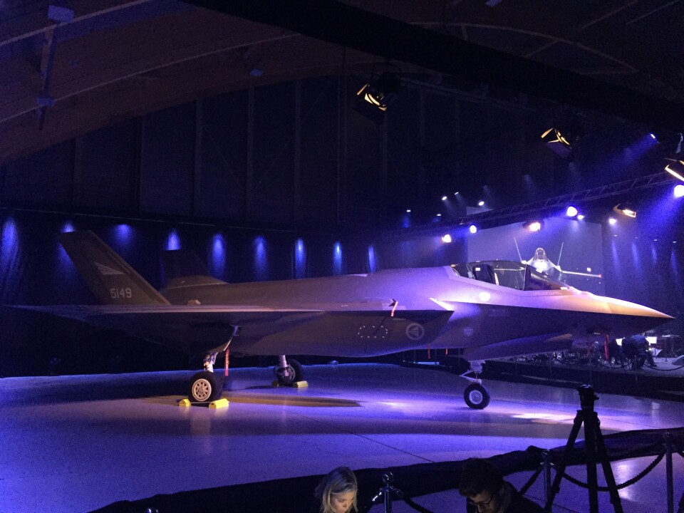 F-35 utstilt i seremonihangaren.