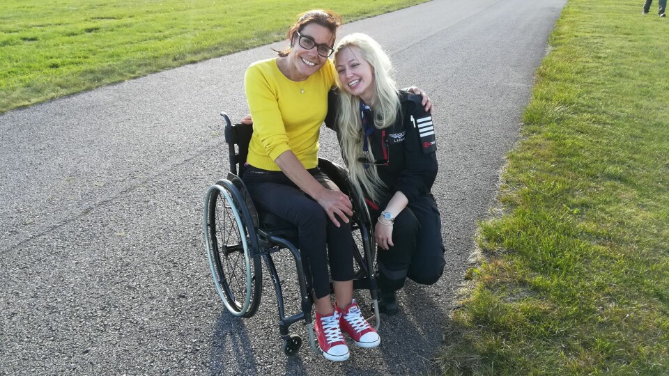 TRIVES BEST I LUFTEN: Både Linda Christine Lilleng (t.v.) og Mariann Brattland trives best med luft under vingene. Selv om de begge har funnet seg godt til rette i det mannsdominerte flymiljøet håper de at kvinneandelen etter hvert vil øke.