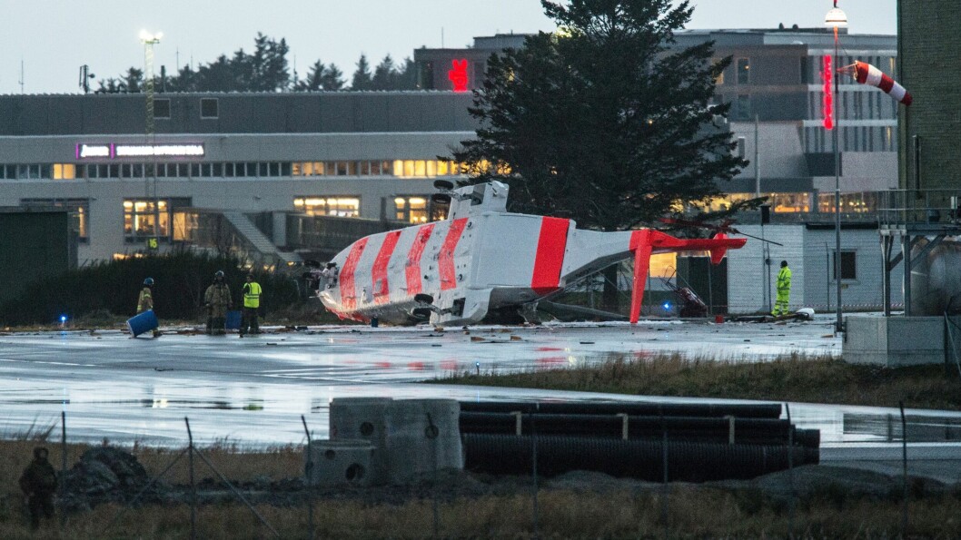 Forsvarets nye redningshelikopter veltet på Stavanger lufthavn, Sola fredag ettermiddag. Forsvarets nye redningshelikopter veltet på Stavanger lufthavn, Sola fredag ettermiddag.