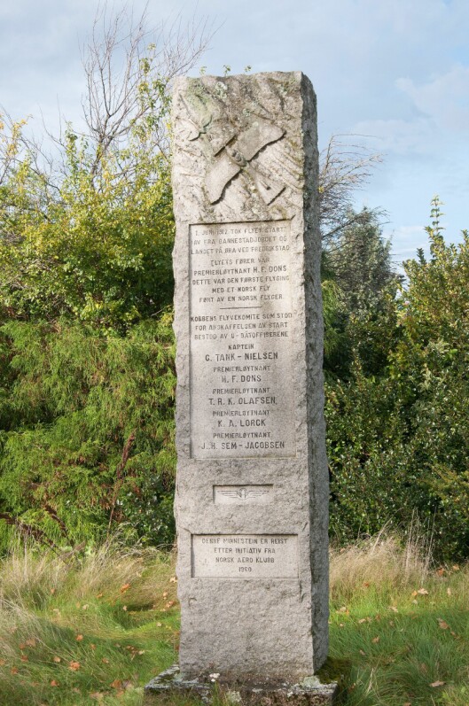 Minnestenen med navnene til alle i ubåtkomiteen fra 1912, noe som viser at det ikke er en minnesten over premierløyntnant Dons alene. Minnestenen med navnene til alle i ubåtkomiteen fra 1912, noe som viser at det ikke er en minnesten over premierløyntnant Dons alene.