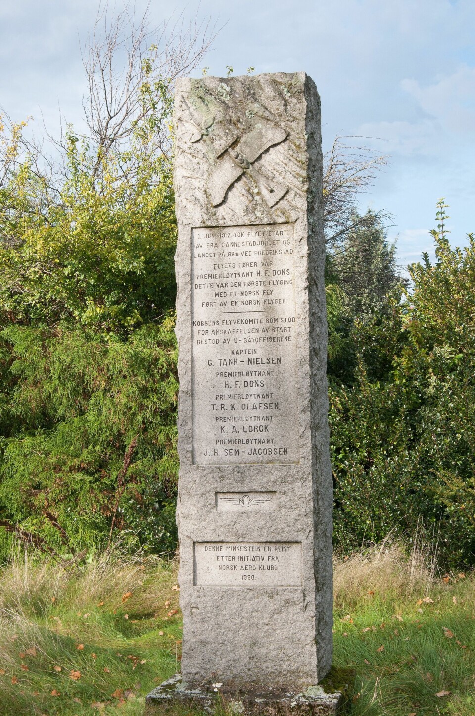 Minnestenen med navnene til alle i ubåtkomiteen fra 1912, noe som viser at det ikke er en minnesten over premierløyntnant Dons alene.