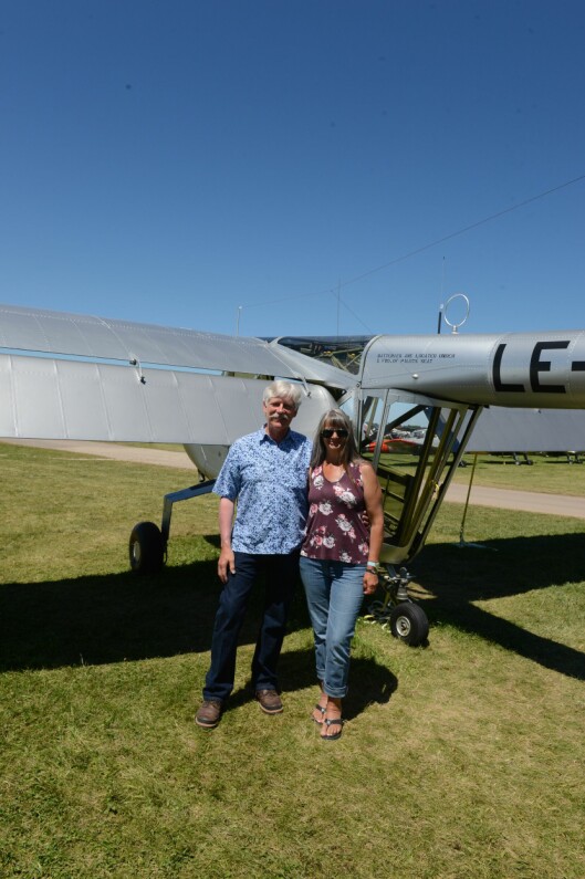 PILOT OG CO-PILOT: YL-15-pilot Keith Brunquist sammen med kona Kathy.