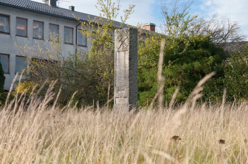 Slik har det sett ut de siste par årene, en minnesten i en gjengrodd park foran et kommunehus som snart blir revet.