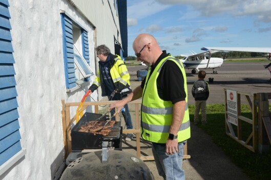 GRILLFEST: Det var full fyr på grillen da Tønsberg Flyveklubb inviterte til kombinert bursdagsfest og Åpen dag. GRILLFEST: Det var full fyr på grillen da Tønsberg Flyveklubb inviterte til kombinert bursdagsfest og Åpen dag.