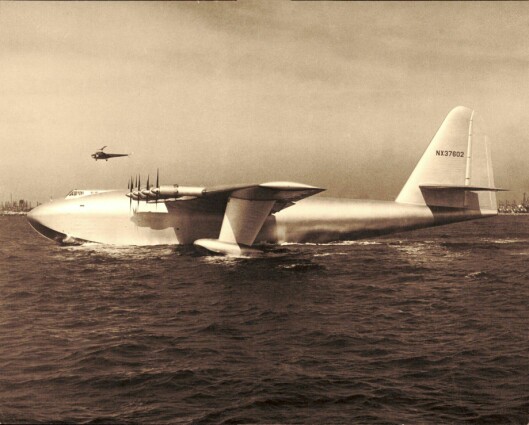GIGANTISK: 66.65 meter lange "Spruce Goose" var et imponerende skue, men noen stor suksess ble flymaskinen ikke.