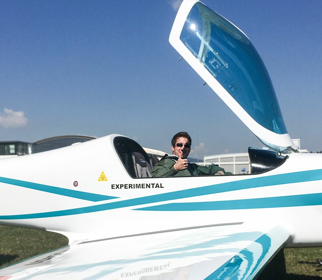 Testpilot Gabor Fabian gir en entydig tommel opp etter turen i det ene av to eFusion. Foto: Tore Aune/Flynytt Testpilot Gabor Fabian gir en entydig tommel opp etter turen i det ene av to eFusion. Foto: Tore Aune/Flynytt