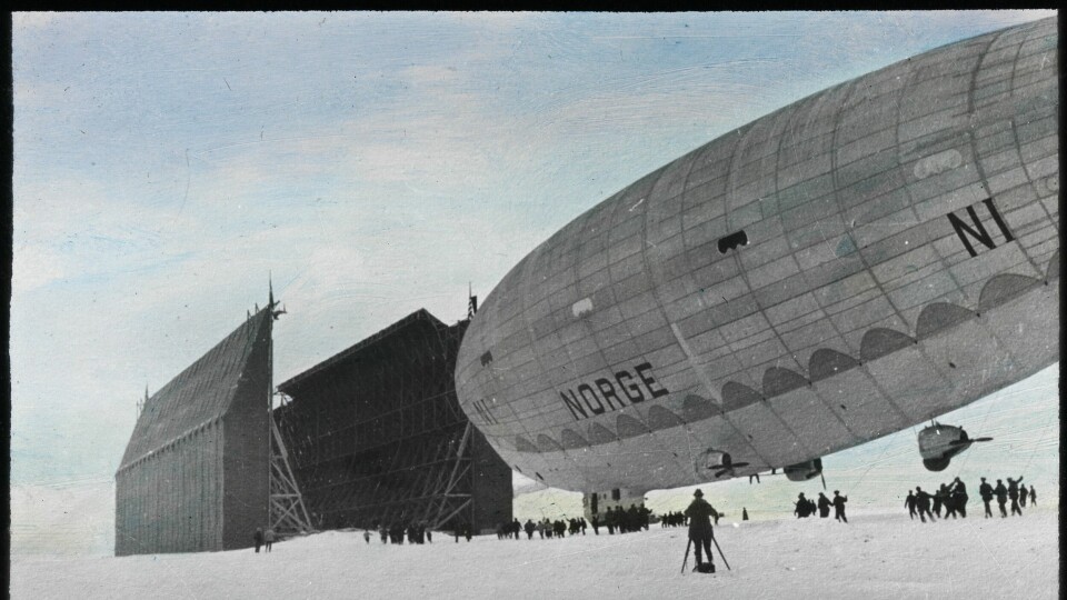 Luftskipet Norge trekkes inn i hangaren i Ny-Ålesund den 7. mai 1926. Foto: Nasjonalbiblioteket / Wiki commons