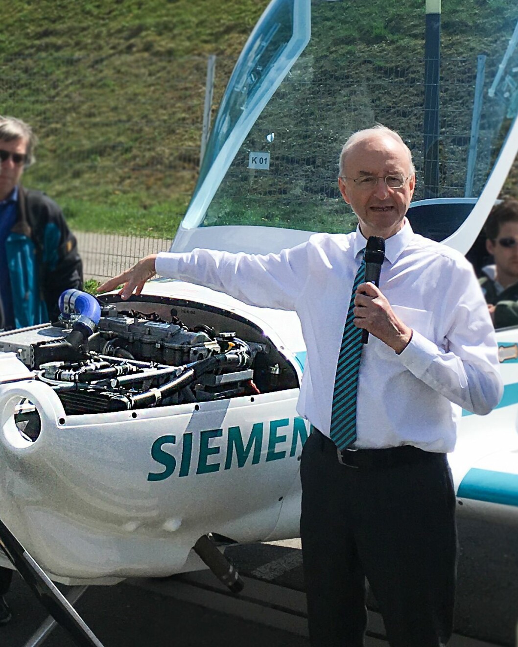 Dr. Frank Anton er Siemens´ hovedressurs på prosjektet, og han er i tillegg pilot på et av de hel-elektriske demo-flyene som er i samme familie som den nye hybriden. Det er ikke vanskelig å forstå at han er stolt over nyvinningen. Dr. Frank Anton er Siemens´ hovedressurs på prosjektet, og han er i tillegg pilot på et av de hel-elektriske demo-flyene som er i samme familie som den nye hybriden. Det er ikke vanskelig å forstå at han er stolt over nyvinningen.