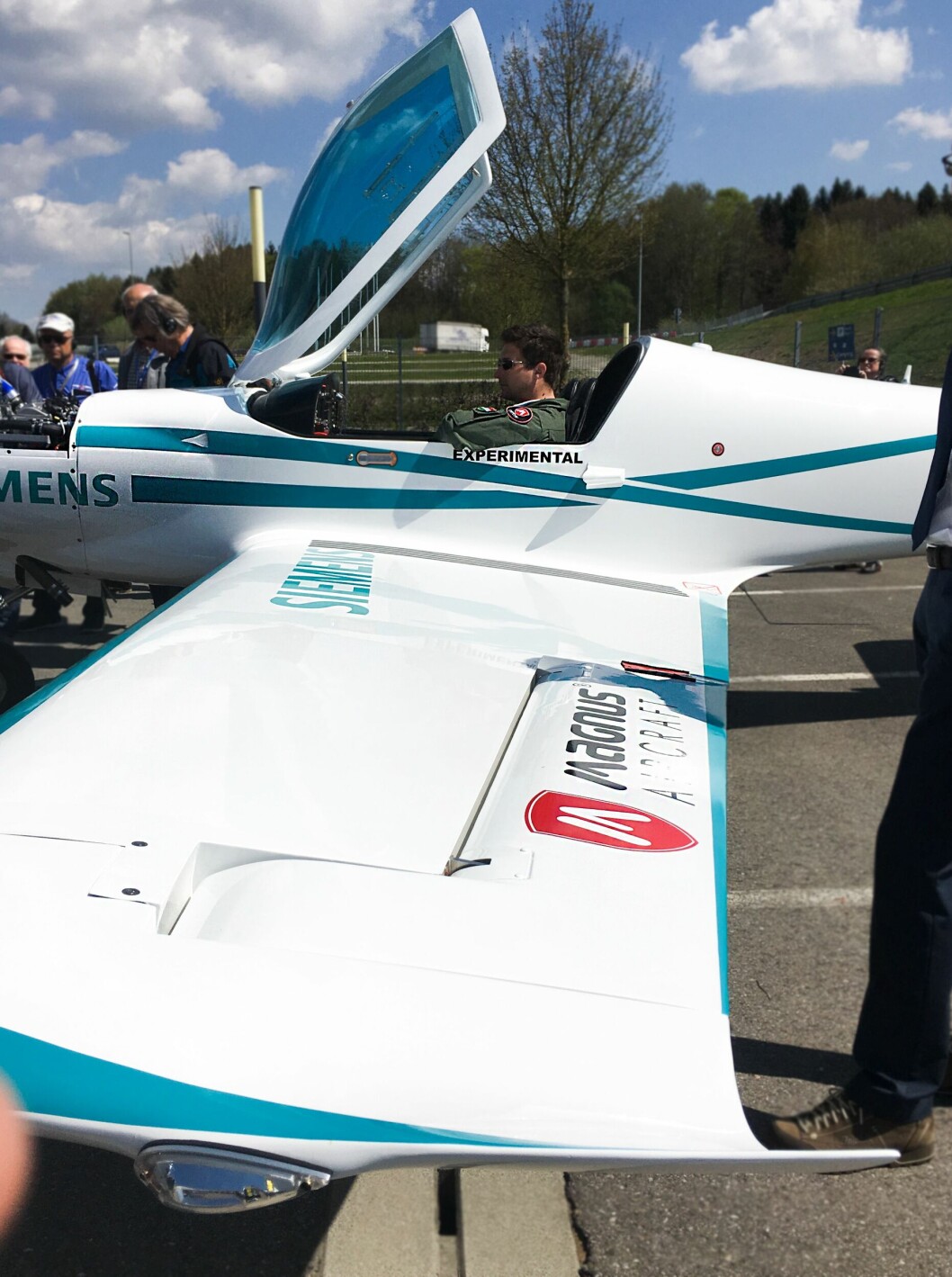 Det er relativt store rorflater på flyet, og balanserorene er utstyrt med fremtredende horn. I cockpit har Magnus´ testpilot Gabor Fabian en rolig dag på jobb, men det han demonstrerer er like fullt en verdensnyhet. Det er relativt store rorflater på flyet, og balanserorene er utstyrt med fremtredende horn. I cockpit har Magnus´ testpilot Gabor Fabian en rolig dag på jobb, men det han demonstrerer er like fullt en verdensnyhet.