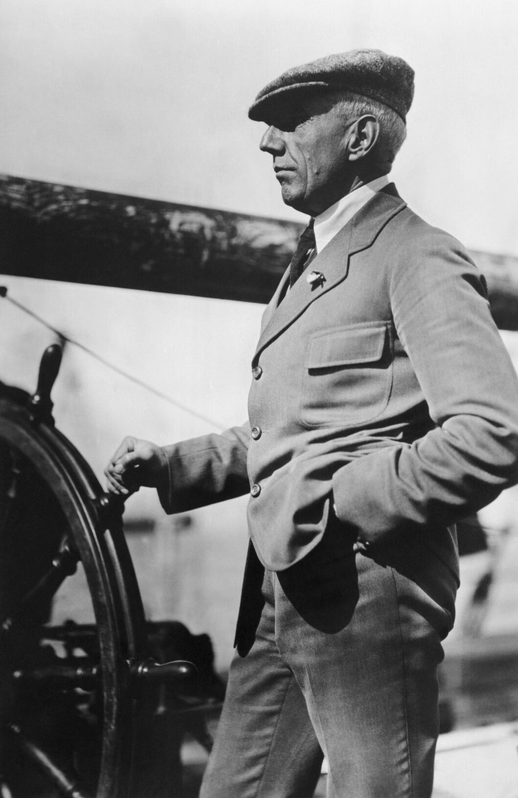 Roald Amundsen til rors på Gjøa, 1920.Foto: Lomen Bros. / US Library of Congress Print and Photographs division / Wiki commons