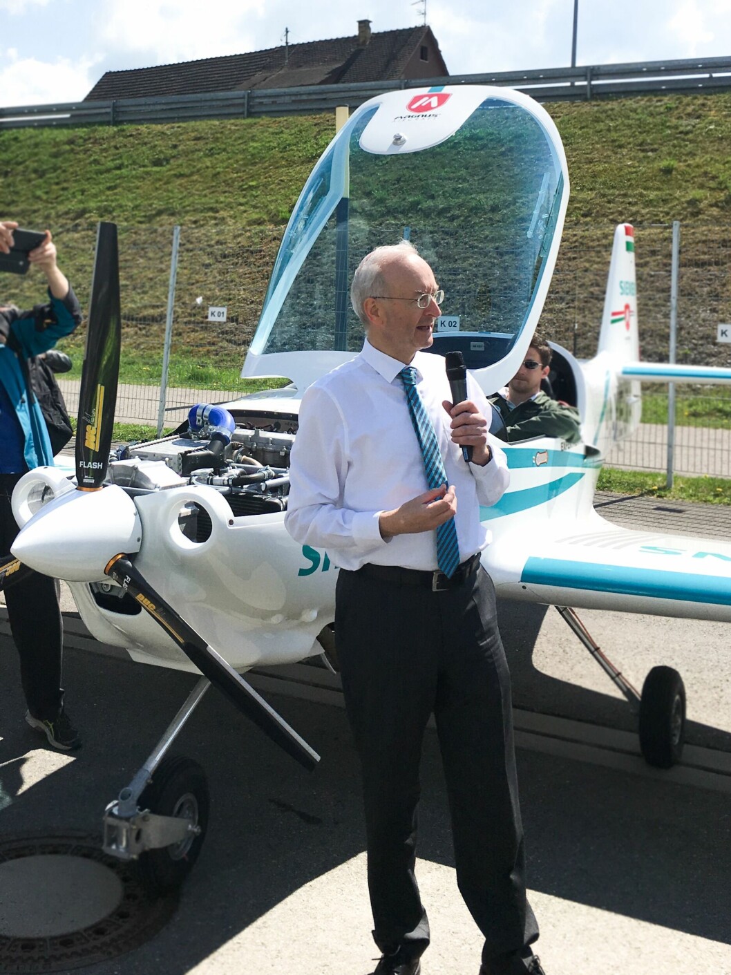 – Dette er mer enn en løsning for et lite sportsfly som dette. Teknologien vi ser her utgjør grunnlaget for all videre utvikling, også i betydelig større skala, forteller Dr. Frank Anton fra Siemens. – Dette er mer enn en løsning for et lite sportsfly som dette. Teknologien vi ser her utgjør grunnlaget for all videre utvikling, også i betydelig større skala, forteller Dr. Frank Anton fra Siemens.