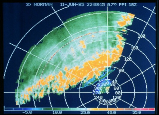 Det er fortsatt ingenting som kan erstatte den tradisjonelle Doppler-radaren når det gjelder å generere værbilder. Bildet viser en uværsfront slik den fremstår på radaroperatørens skjerm. Foto: Wiki commons.