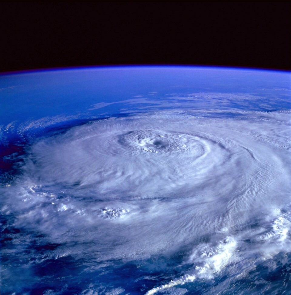 FARLIG OG FASCINERENDE: Store uværssystemer, som denne orkanen fotografert fra satellittbane, kan på kort tid slå ut bakkebaserte overvåkings- og varslingssystemer. Det skjedde i Puerto Rico i 2017. Da NEXRAD-systemet ble blindet ble OPC-systemer brukt til å gi grunnleggende informasjon om uværets videre utvikling. Foto: Wiki commons.