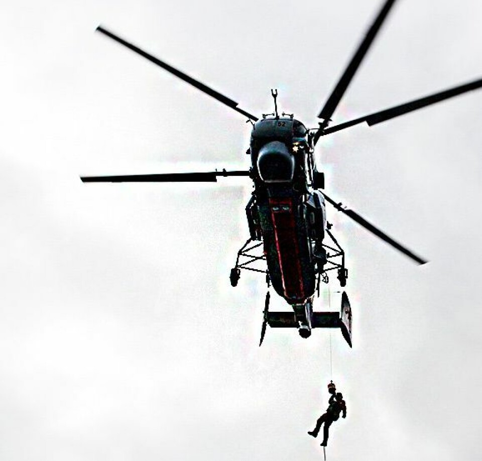SAR: Et russisk KA-27PS heiser en redningsmann ned på dekket av et fartøy under en felles beredskapsøvelse med Norge i Barentshavet. En best mulig værvarslingstjeneste er avgjørende for sikkerheten til alle som har sitt virke langt fra nærmeste radardekning og annen infrastruktur. Foto: Det russiske forsvarsministeriet / Creative Commons.