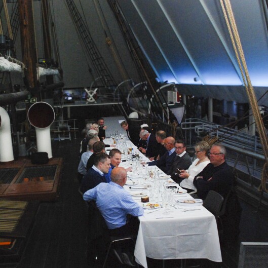 Ansatte og luftsportstyret i Norges Luftsportforbund var torsdag 3. mai samlet til en middag på dekket av polarskuta Fram, i anledning 90-årsjubileet for stiftelsen av Norsk Aero Klubb.