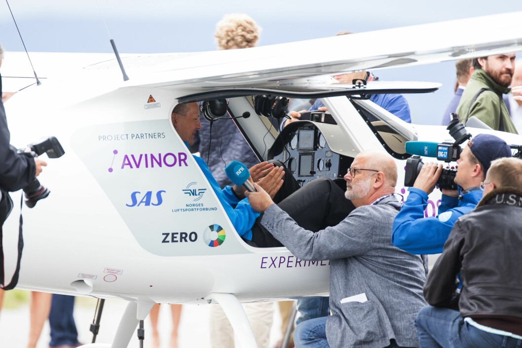 STORT SAMARBEID: Det mangler ikke på kjente navn i samarbeidsgruppen som har virkeliggjort Norges første hel-elektriske flyvning. Blant dem representerer NLF luftsportsmiljøet. Foto: Avinor / creative commons. STORT SAMARBEID: Det mangler ikke på kjente navn i samarbeidsgruppen som har virkeliggjort Norges første hel-elektriske flyvning. Blant dem representerer NLF luftsportsmiljøet. Foto: Avinor / creative commons.