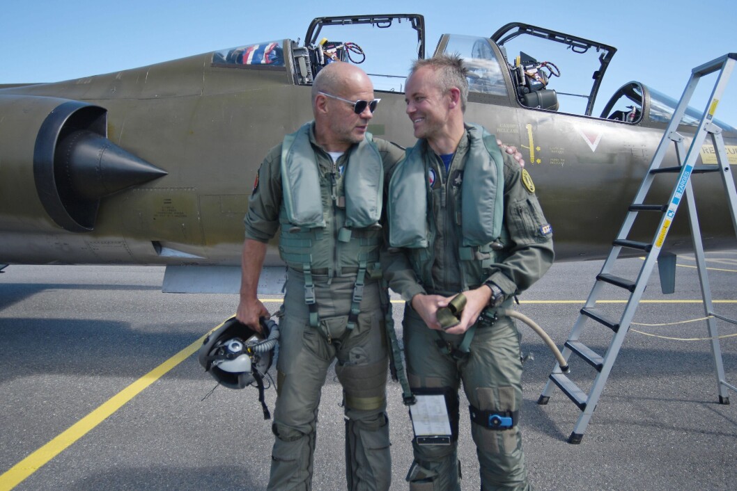 TO DREVNE KARER: Morten Brurberg (t.v.) og Eskil Amdal, to meget fornøyde flygende herrer etter en times tur fra Nederland. (Foto: Martin Nilsen) TO DREVNE KARER: Morten Brurberg (t.v.) og Eskil Amdal, to meget fornøyde flygende herrer etter en times tur fra Nederland. (Foto: Martin Nilsen)
