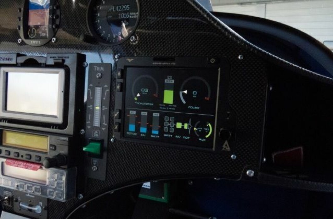 En Pipistrel-cockpit har en ganske annen identitet enn tradisjonelle fly, men alt kjent og påkrevd er selvfølgelig også på plass. I forkant ser vi indikatorer for strømnivå. Foto: Pipistrel. En Pipistrel-cockpit har en ganske annen identitet enn tradisjonelle fly, men alt kjent og påkrevd er selvfølgelig også på plass. I forkant ser vi indikatorer for strømnivå. Foto: Pipistrel.
