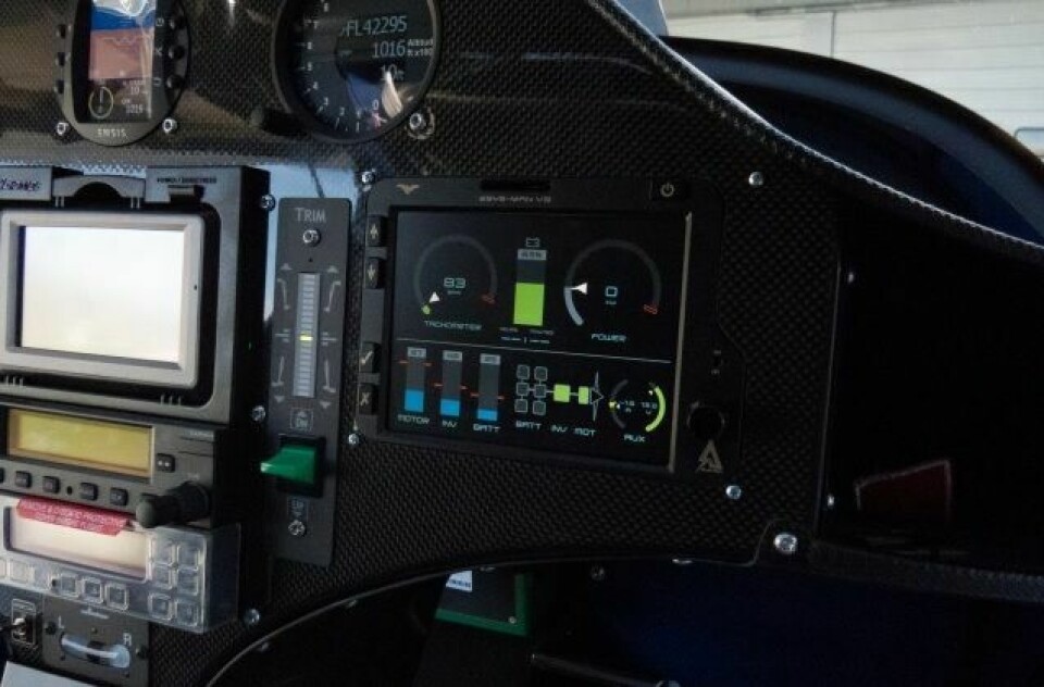 En Pipistrel-cockpit har en ganske annen identitet enn tradisjonelle fly, men alt kjent og påkrevd er selvfølgelig også på plass. I forkant ser vi indikatorer for strømnivå. Foto: Pipistrel.