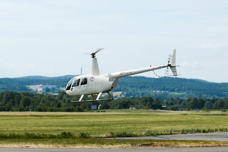Teorieksamen er blitt mye enklere å avlegge, men den praktiske biten vil fortsatt kreve oppmøte på en flyplass! Her er det Helitrans som driver helikopterskolevirksomhet på Kjeller.