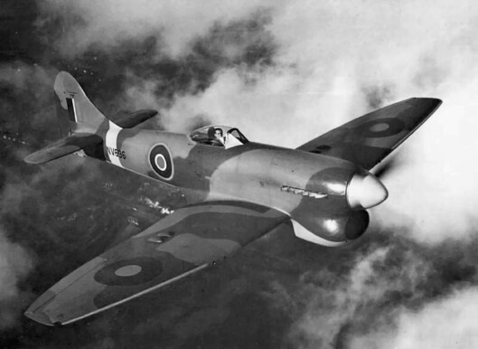 Hawker Tempest under prøveflyging fra fabrikken vest for London under andre verdenskrig. Foto: RAF.