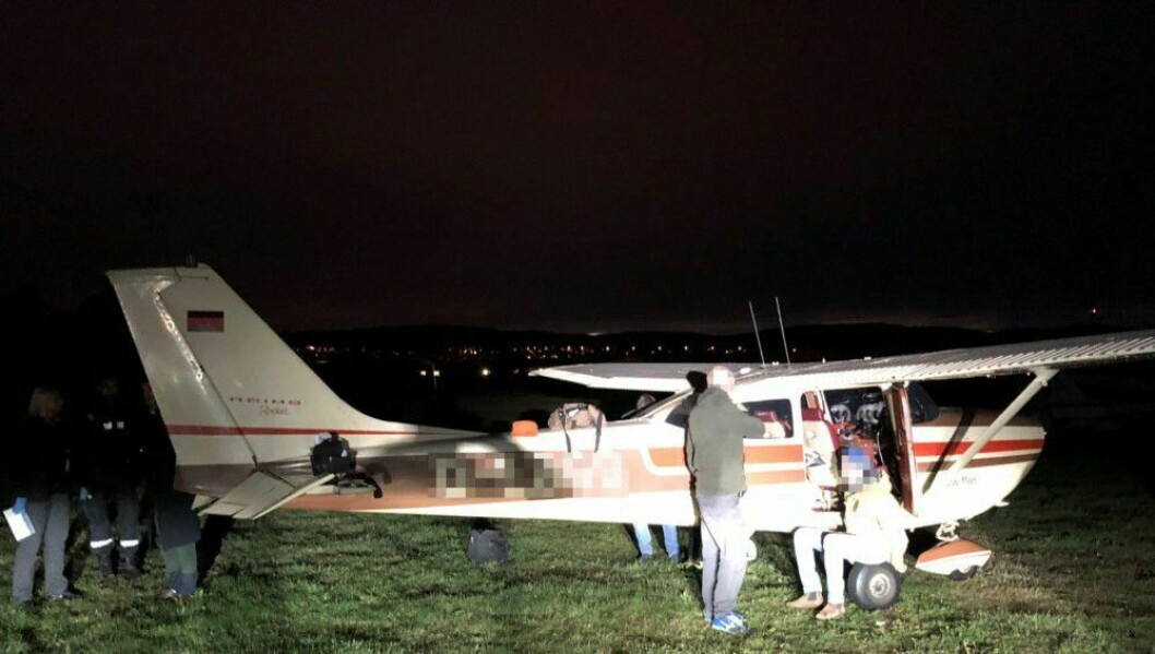 Da flyet landet på Kjeller stod Tollvesenet og ventet. Tre personer ble pågrepet for hasjsmugling.