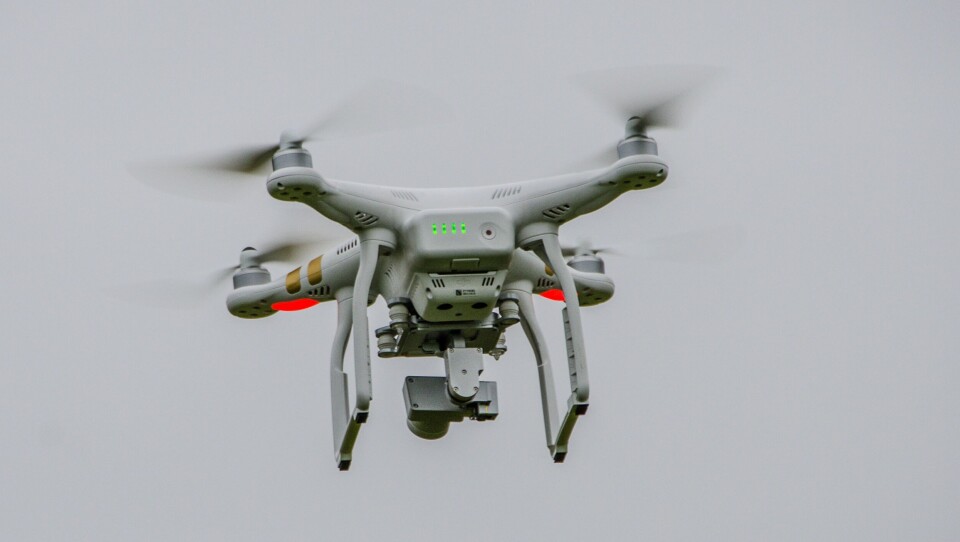 REGELVERK: EASA skriver selv i sitt regelverksutkast at droner under 250 gram er unntatt bestemmelsene om registrering, men uansett hvordan de norske myndighetene velger å tolke vektbestemmelsene vil det være deres ansvar å sørge for å opprette og vedlikeholde et sentralt register for alle personer som eier en drone. Foto: Jon Gunnar Wold