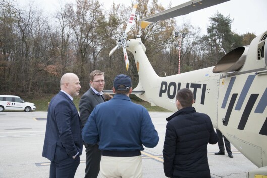 Flygesjef for Politiets helikoptertjensste Gunnar Arnekleiv (nr 2 fra venstre) overvar den første flygningen sammen med blant andre seksjonssjefen for tjensten Freddy Rotseth (helt t.v.) i Italia torsdag 22. november. Flygesjef for Politiets helikoptertjensste Gunnar Arnekleiv (nr 2 fra venstre) overvar den første flygningen sammen med blant andre seksjonssjefen for tjensten Freddy Rotseth (helt t.v.) i Italia torsdag 22. november.