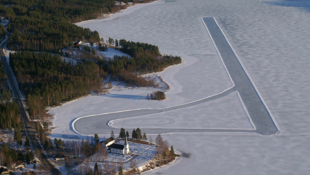 GUDSTJENESTE: Det er ikke langt fra rullebanen til Åsnes Finnskog kirke. Søndag 3. mars arrangeres det fly-inn-gudstjeneste her.