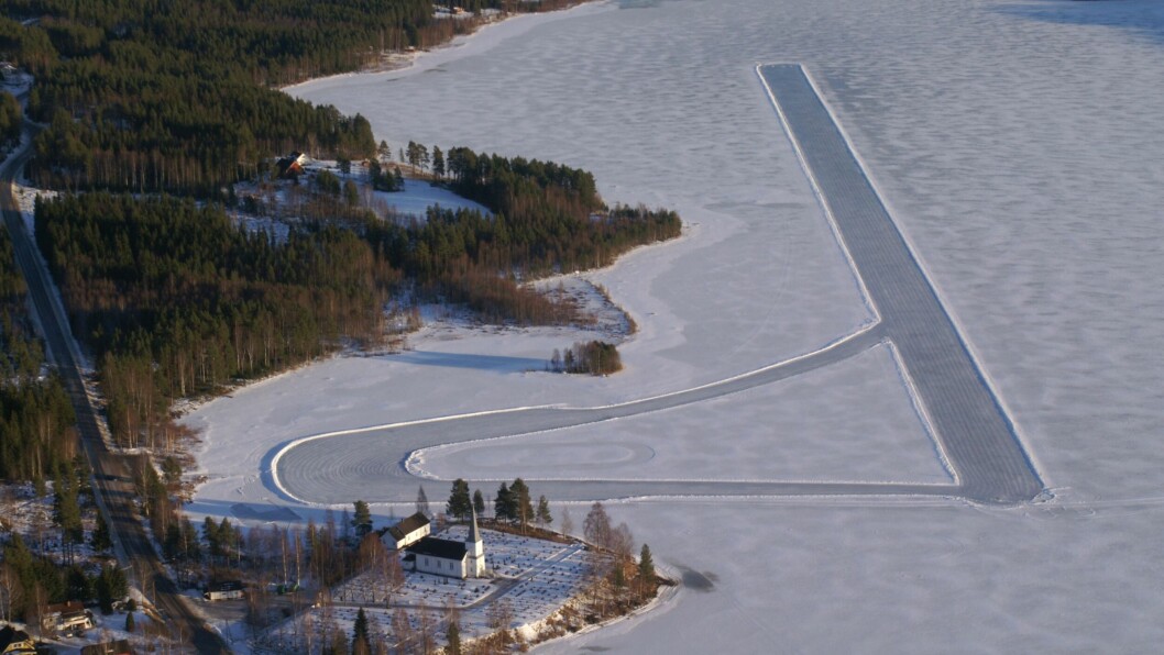 GUDSTJENESTE: Det er ikke langt fra rullebanen til Åsnes Finnskog kirke. Søndag 3. mars arrangeres det fly-inn-gudstjeneste her. GUDSTJENESTE: Det er ikke langt fra rullebanen til Åsnes Finnskog kirke. Søndag 3. mars arrangeres det fly-inn-gudstjeneste her.